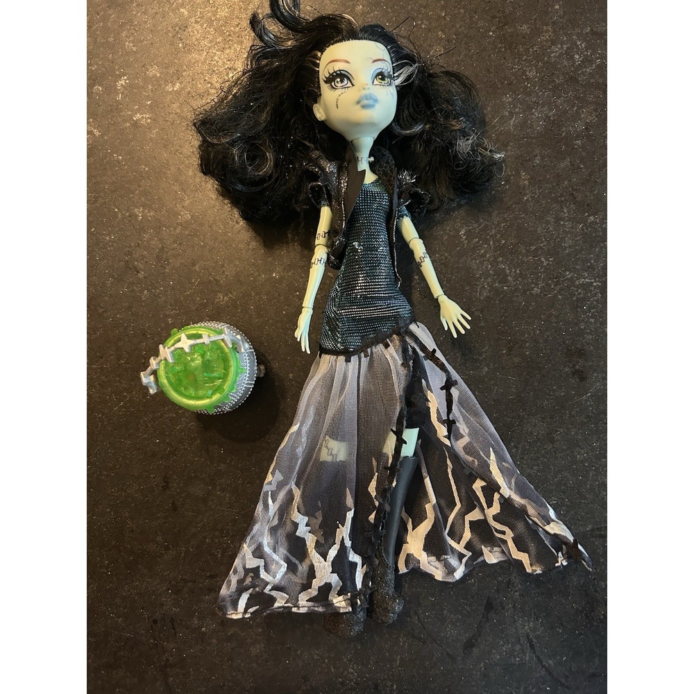 Monster High Frankie Stein Sweet 1600 Doll with Cauldron Accessory 2011 Mattel